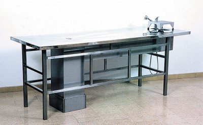Mesa para autopsias de acero inoxidable con grifería